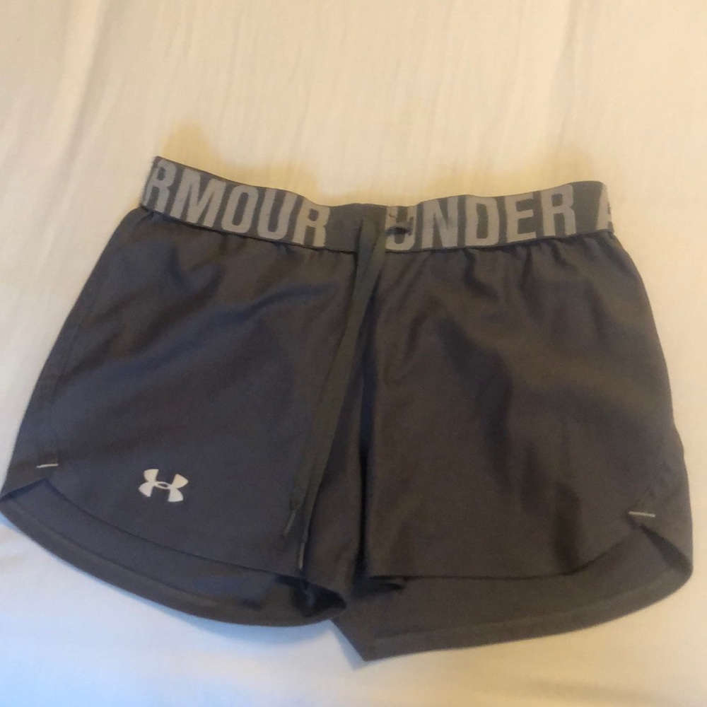 grey shorts